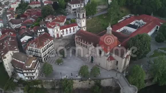 日出时无人驾驶飞机俯瞰葡萄牙历史建筑视频的预览图