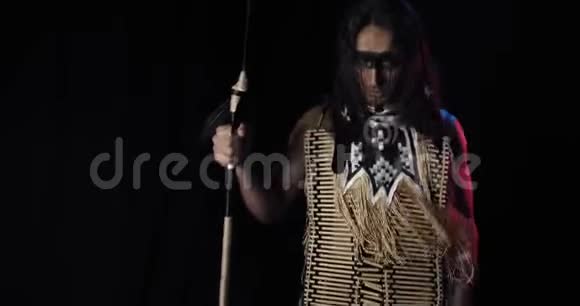 切诺基裔美国人手里拿着长矛在跳跃4k视频的预览图