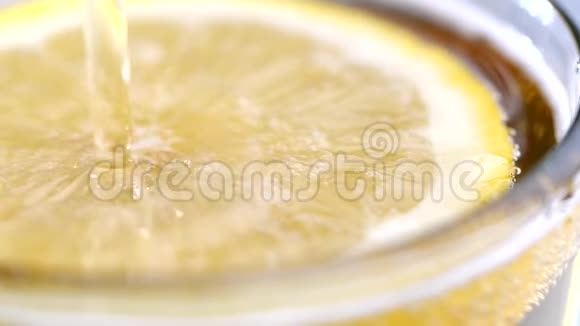 汽水缓慢地倒入杯中的柠檬片视频的预览图