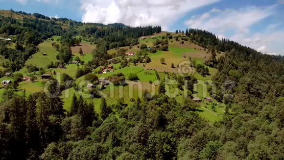 山坡覆盖森林鸟瞰视频的预览图