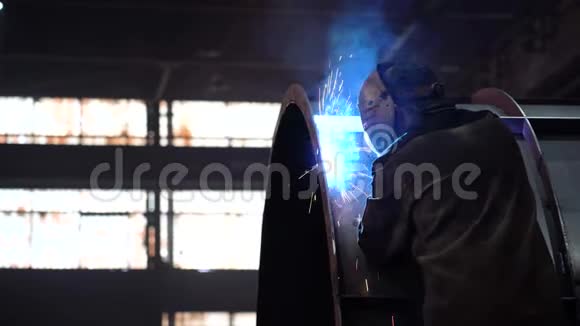 焊工的工作工厂地板的焊接工作视频的预览图