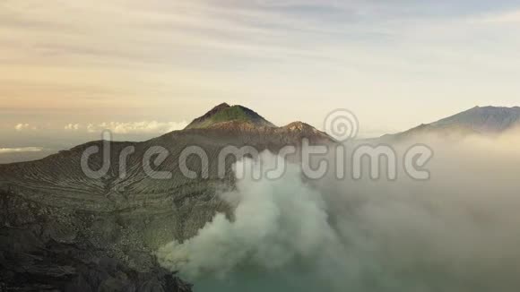 活火山火山口的空中射击印尼日出视频的预览图