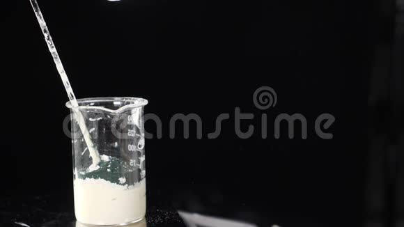 天然烫发和化妆品制造工业实验室助理将原料混合到玻璃瓶中视频的预览图