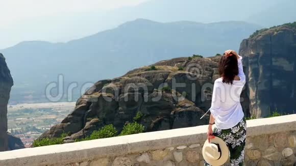 年轻女子欣赏美丽的希腊梅塔山美丽的风景视频的预览图