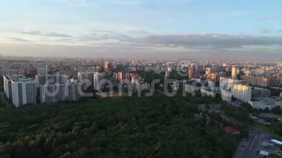 从公园和城市的高处俯瞰视频的预览图