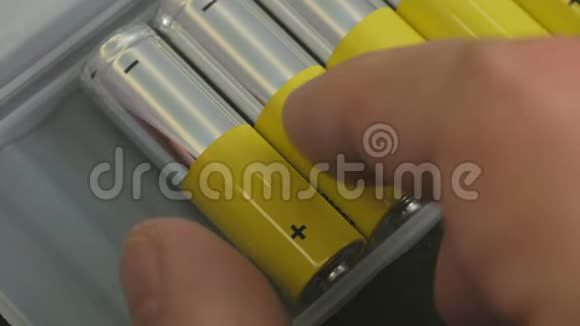 一名男子伸出塑料盒电池的手指特写视频的预览图