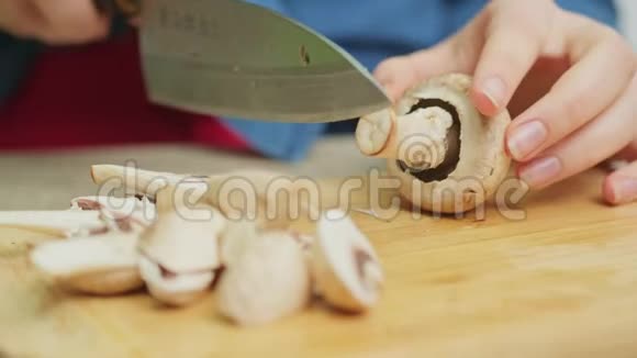 特写女人切蘑菇做减肥沙拉视频的预览图
