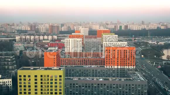 俄罗斯莫斯科市景内现代公寓式住宅的鸟瞰图视频的预览图