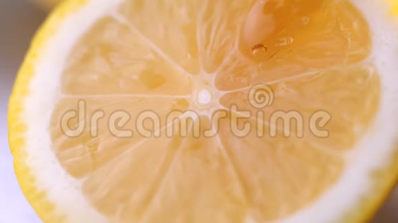 缓慢地滴在柠檬片上的蜂蜜视频的预览图
