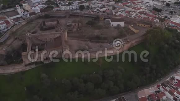 卡斯特罗马里姆在葡萄牙阿尔加维市的空中无人机景观视频的预览图