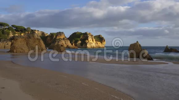 葡萄牙阿尔加维的普拉亚多阿尔沃海滩海浪视频的预览图
