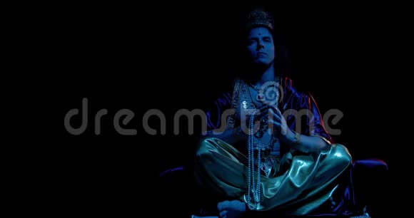 印度太阳神苏里亚正坐在深蓝色的灯光下张开视频的预览图