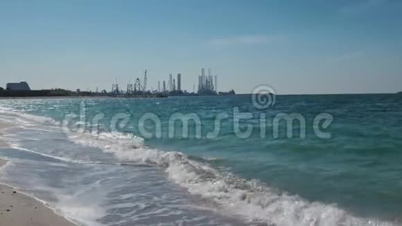在波斯湾建造石油生产塔沙漠的海滩海浪海洋污染的概念视频的预览图