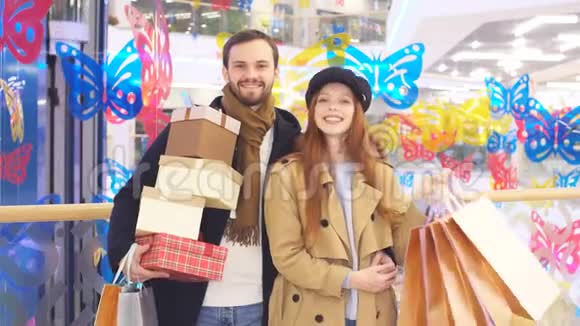 年轻的白种人夫妇在购物中心或商场里玩得很开心视频的预览图