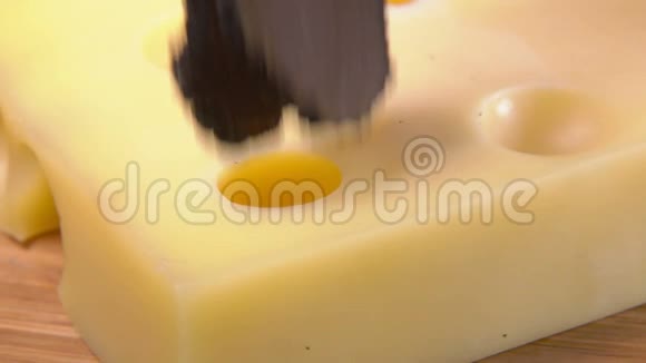 黑松露蘑菇的切片掉在有洞的奶酪上视频的预览图