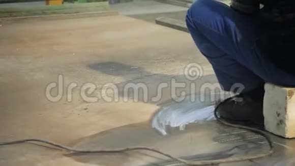 诺夫哥罗德俄罗斯2019年10月30日植物KMPRECAST工人用磨床保护金属表面工人视频的预览图