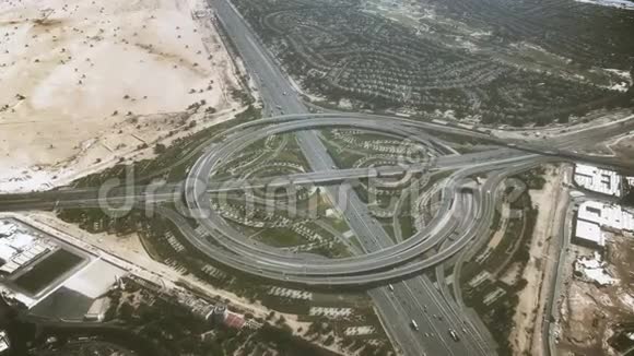 阿拉伯联合酋长国迪拜的一个大型圆形公路立交桥的空中拍摄视频的预览图