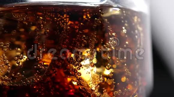 一杯冰旋转慢运动的冷可乐视频的预览图