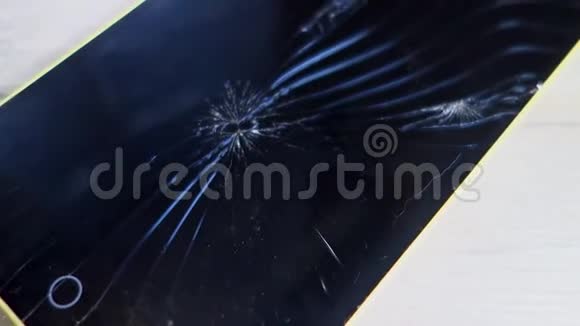 破屏的智能手机特写在木桌上室外摄像机视频的预览图