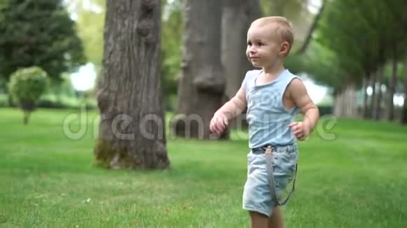 小可爱的男孩在公园里慢悠悠地为妈妈跑步视频的预览图