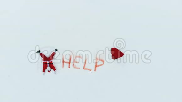 圣诞老人正在做一个雪天使旁边的帮助标志视频的预览图