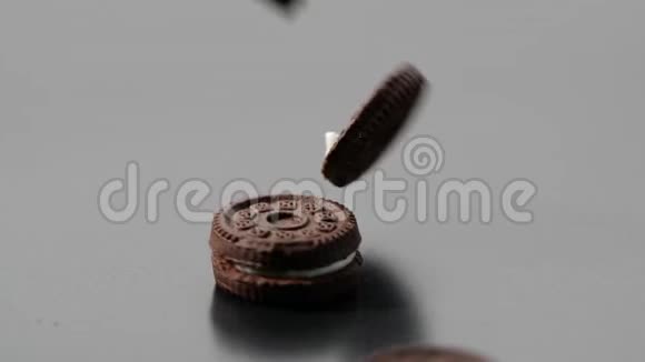 巧克力饼干和奶油在黑暗背景下缓慢运动视频的预览图