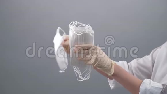双手计数保护性医用口罩病毒防护面具的短缺或缺乏COVID19视频的预览图