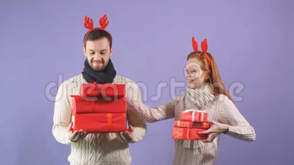 快乐家庭购物狂的画像手中拿着紫色背景的礼物视频的预览图