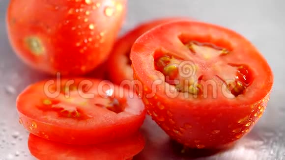 新鲜番茄用滴水切片4K分辨率的有机番茄旋转视频的预览图