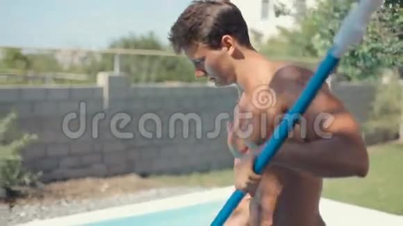 一个穿着泳裤带着网在附近的布朗尼视频的预览图