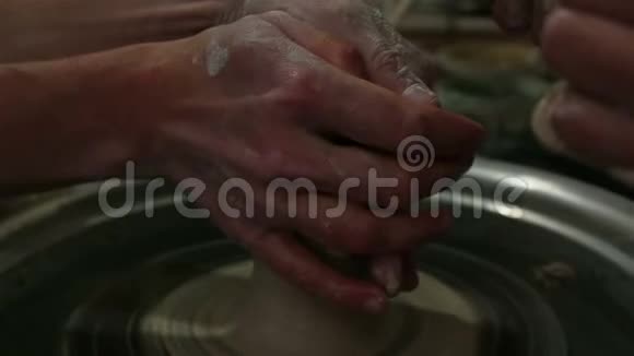 主人创造一个白色粘土产品主人用陶工的轮子特写雕刻一件粘土制品视频的预览图