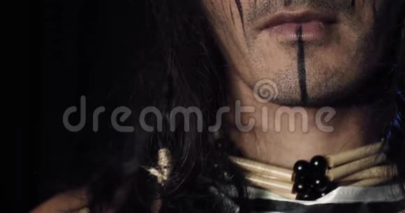 一个美国本土男人的嘴唇和脖子上贴着4k的脸漆视频的预览图