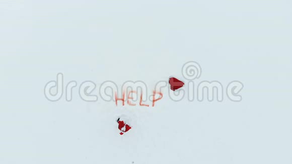帮助在雪地里发出信号圣诞老人在雪地附近哭泣视频的预览图