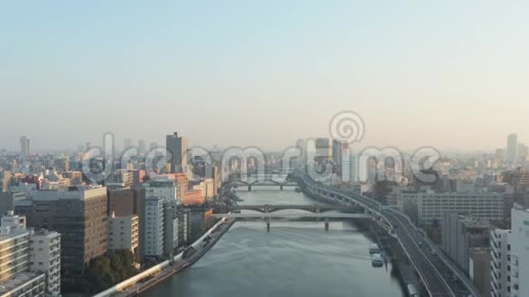 日本东京城市天际线上的日出苏门达河上空的日出视频的预览图