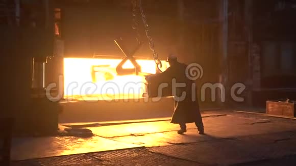 钢铁工人在一家冶金厂把一个细节装到一个气体冶金炉里视频的预览图