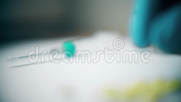 用无菌医疗手套把小药丸放在桌子上视频的预览图