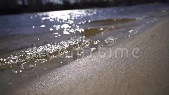水晶清澈的水和金色的沙子缓慢移动视频的预览图