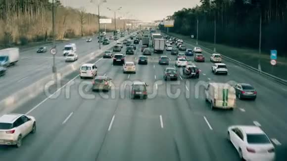 繁忙公路上慢交通阻塞的低空鸟瞰图视频的预览图