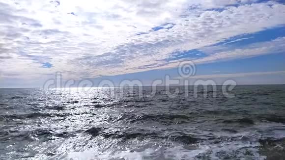 海浪撞击缓慢的运动美丽的蓝白多云的天空循环海洋表面纹理视频的预览图