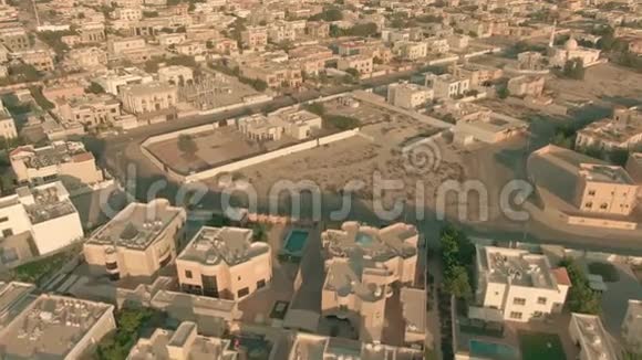 阿拉伯联合酋长国迪拜住宅区低空鸟瞰图视频的预览图