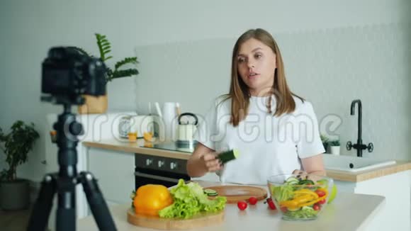 家庭主妇在家厨房录制视频展示竖起大拇指的烹饪食物视频的预览图