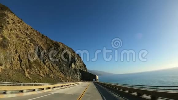 通过隧道拱门雨岩石棚和皮金斯曲线公路1号海岸公路大南加州视频的预览图