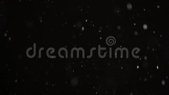 天空中的雪花从高空落下视频的预览图