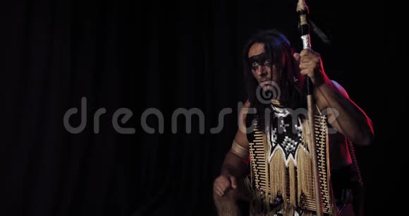 美洲土著人长矛穿着传统服装打猎视频的预览图