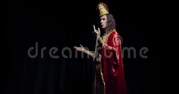 古印度太阳神有红色披风和金色皇冠4k视频的预览图