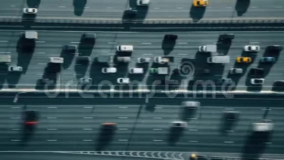 高峰时段城市公路交通的高空向下拍摄视频的预览图
