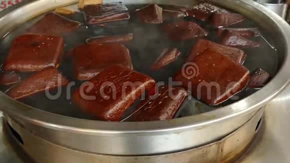 黑豆腐在锅里炖着视频的预览图