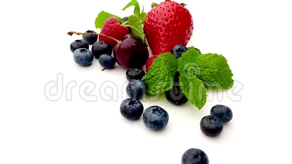 一些新鲜的夏季浆果树莓樱桃黑莓草莓分离在白色背景视频的预览图