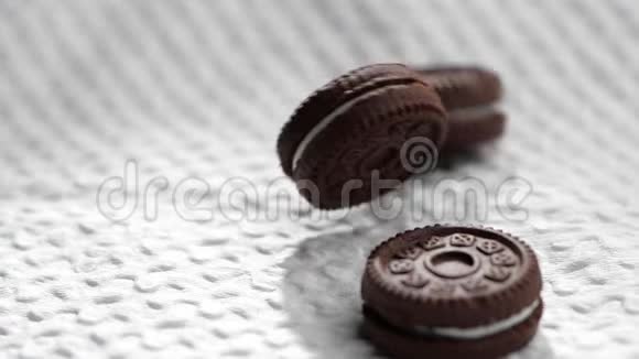巧克力饼干和奶油慢慢落入白纸视频的预览图