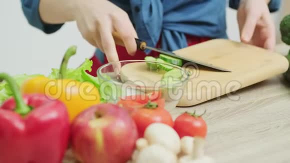 女性切黄瓜做减肥沙拉视频的预览图